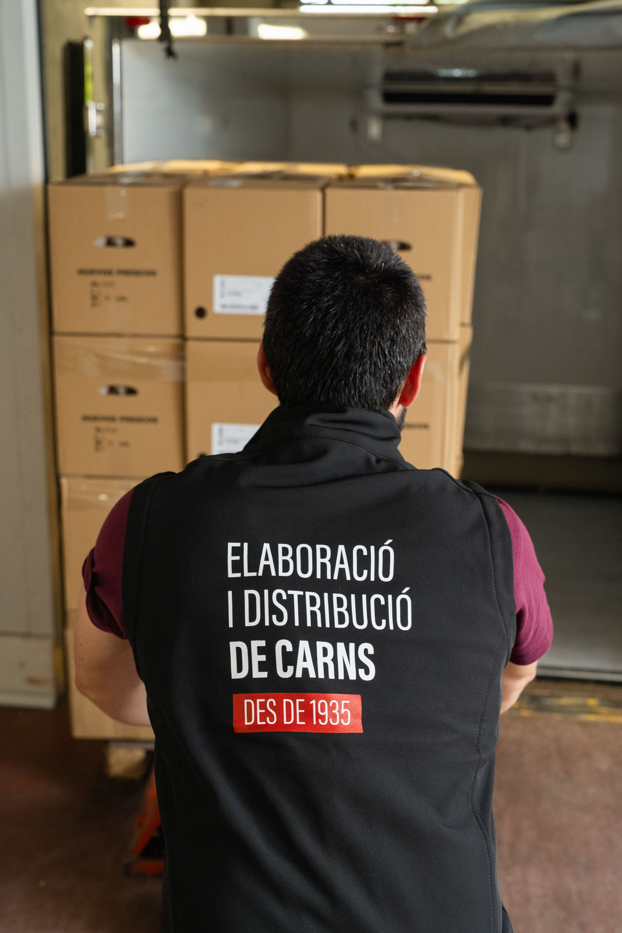 Treballador preparant la distribució diària de carn