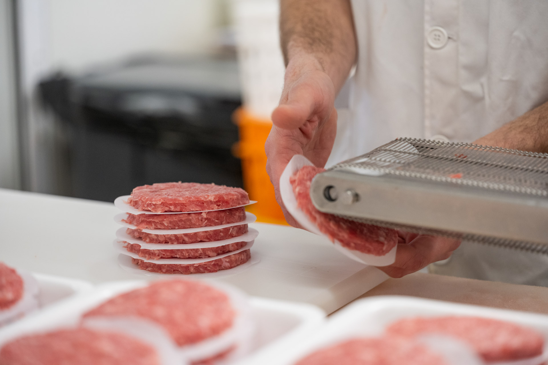 Procés d’elaboració d’hamburgueses a l’obrador propi, combinant tradició i qualitat en productes carnis per a professionals.