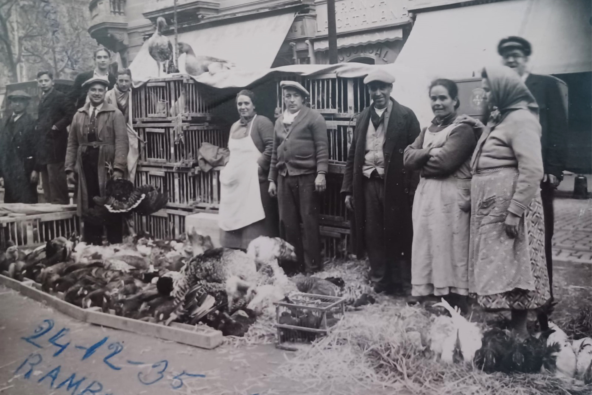 Fotografia històrica de la família Gassó venent aviram al mercat de la Rambla l’any 1935.